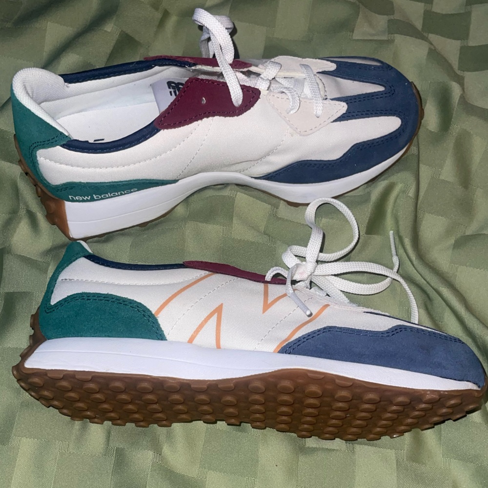 New Balance 327 || NWT || Big Kids 4 1/2 || Womens 6